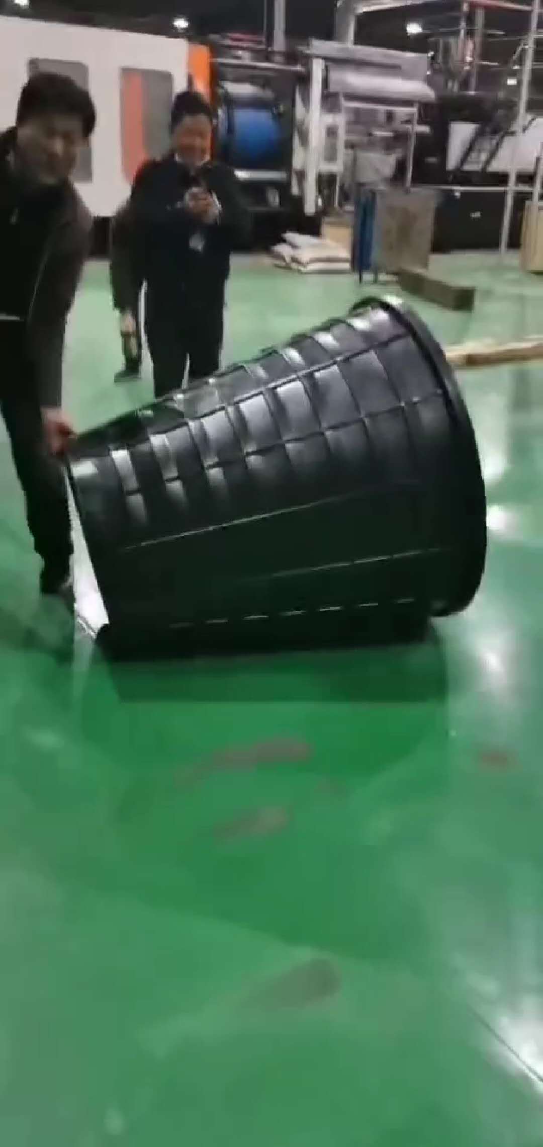 客戶用我公(gōng)司塑料消泡(pào)母料和黑色(se)母料生